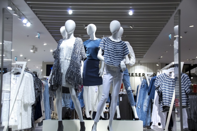 magasin-VENANSON-min_shopping_mall_shop_windows_fashionable_clothes_feminine_weakness_the_temptation_slender_women_mannequin_lifestyle-1044785